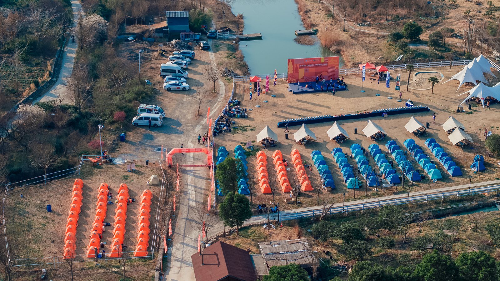 荒野熊露营活动营地航拍